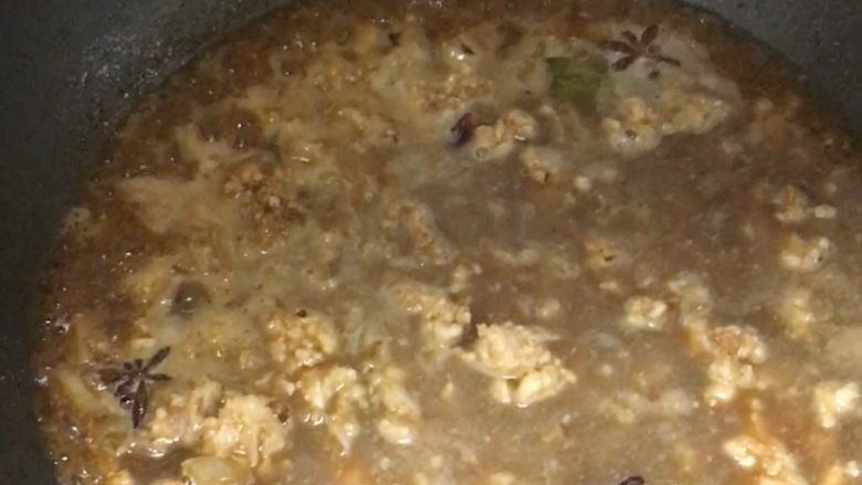 懋懋妈卤肉饭,加水,漠过所有材料
