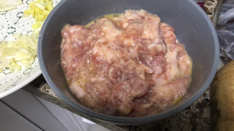 懋懋妈卤肉饭,肉切碎末,加湿淀粉,一个<a style='color:red;display:inline-block;' href='/shicai/ 9'>鸡蛋</a>混合均匀,备用