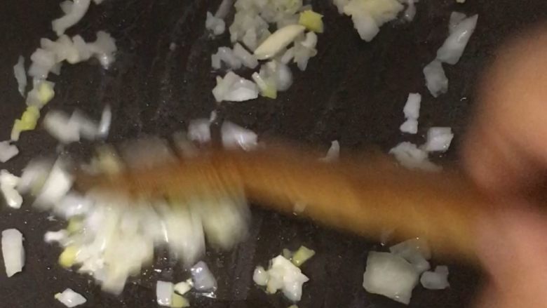 懋懋妈卤肉饭,锅里热油,入洋葱末,姜末,蒜末,冰糖,香叶,八角,炒香