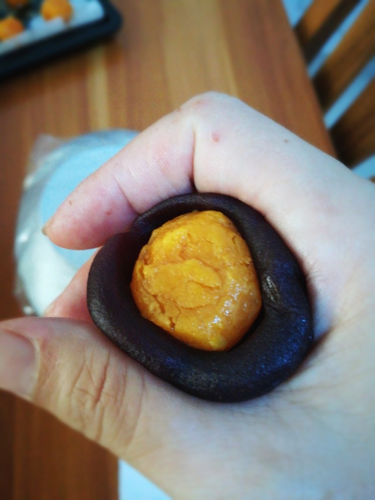豆沙蛋黄月饼,将蛋黄包入豆沙中,制成豆沙蛋黄馅。