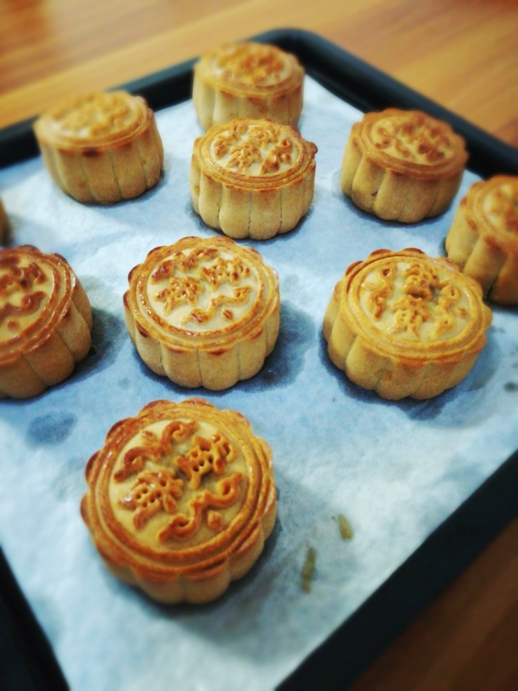 豆沙蛋黄月饼,重入烤箱,继续烤15分钟即可。