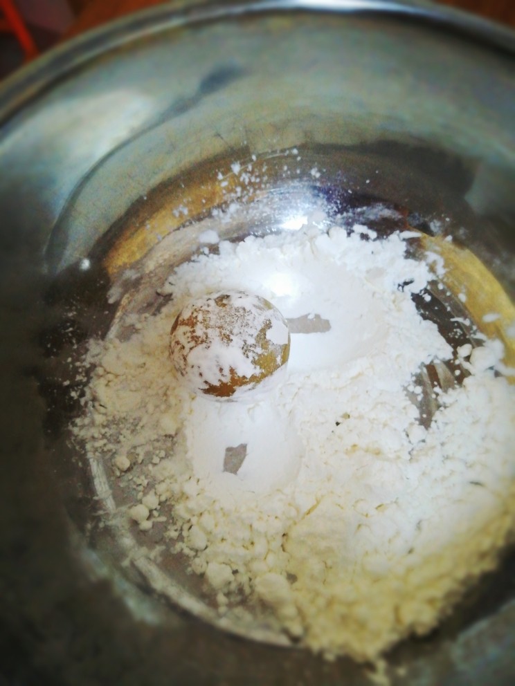 豆沙蛋黄月饼,收口和圆,滚少许玉米淀粉