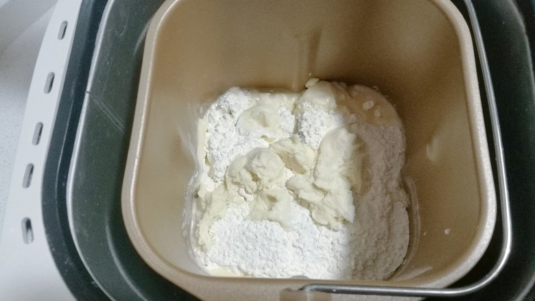 老面核桃软欧,按照先液体后固体的顺序,将面团材料放入面包机桶内搅拌揉面;