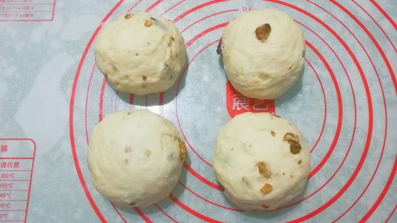 老面核桃软欧,发酵好的面团取出先挤压排气,再分成均匀的小面团盖保鲜膜醒发15分钟左右;