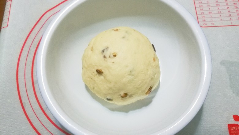 老面核桃软欧,揉好后盖上保鲜膜放入容器中发酵;