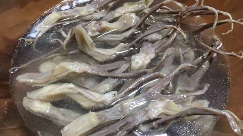 糟卤鸭舌,放入凉开水,一是可以降温,二是起到清洗作用