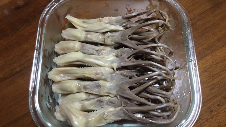 糟卤鸭舌,放凉的鸭舌,用筷子捞出滴干水分,码齐在带盖容器里