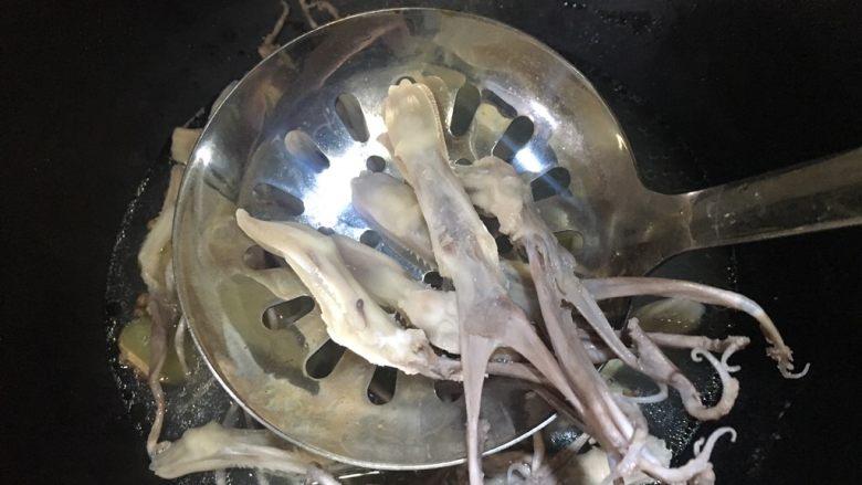 糟卤鸭舌,煮开转中火10分钟,用漏勺将鸭舌捞出