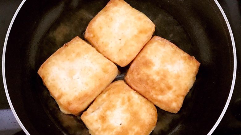 #吃豆腐#鱼香豆腐,煎至一面金黄即可翻面