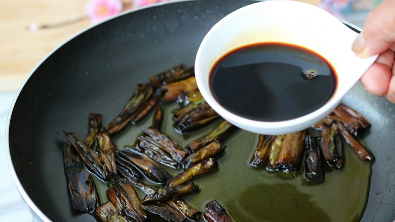 花样面条＋葱油拌面,葱的颜色在一点点变化～
将葱煎至颜色变深略发黑时关火降温～
待稍有余温时，开小火，依次放入<a style='color:red;display:inline-block;' href='/shicai/ 135370'>一品鲜酱油</a>～