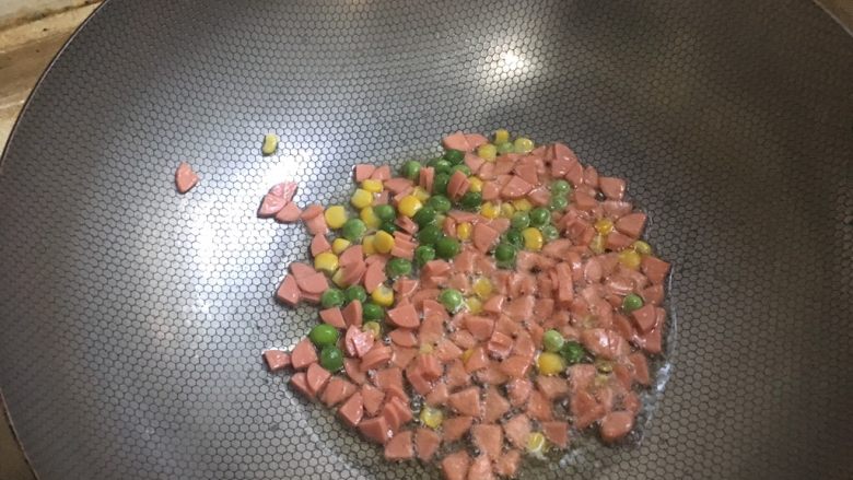 滑板鞋,因为米饭不能太干,所以我先炒的料