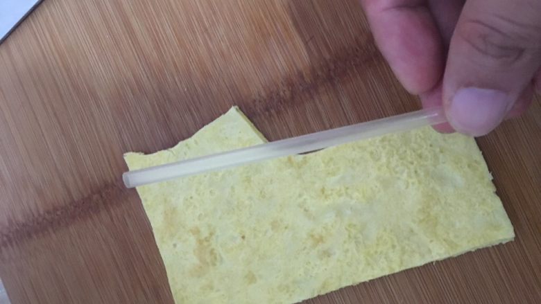 滑板鞋,对切后切出鞋型,注意,蛋饼的面对面或底对底切。用酸奶吸管扎出洞