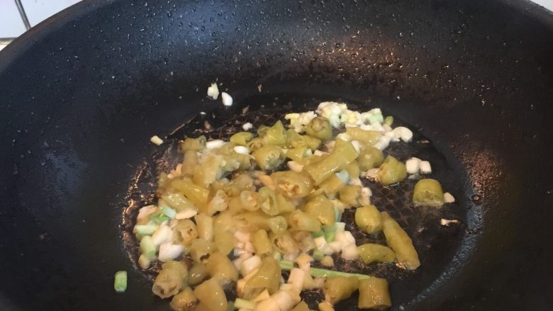 泡椒鸡胗,锅中留底油,爆香葱姜蒜和泡椒丁