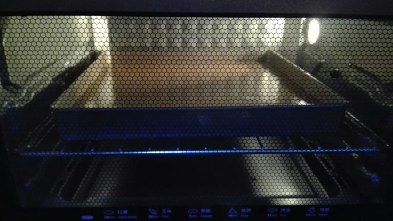 可可奶油蛋糕,烤箱预热,中层上下火150度,25分钟(烤箱温度时间根据自家烤箱实际操作)