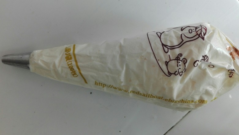 可可奶油蛋糕,装入裱花袋,用圆形花嘴