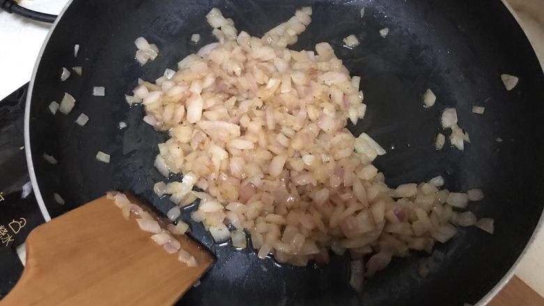 自制意大利面,加入洋葱翻炒,炒至透明变软