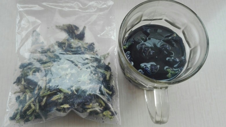 梦幻酥,先用沸腾的热水放入蝶豆花浸泡20分钟，取浸泡后15克蝶豆花水