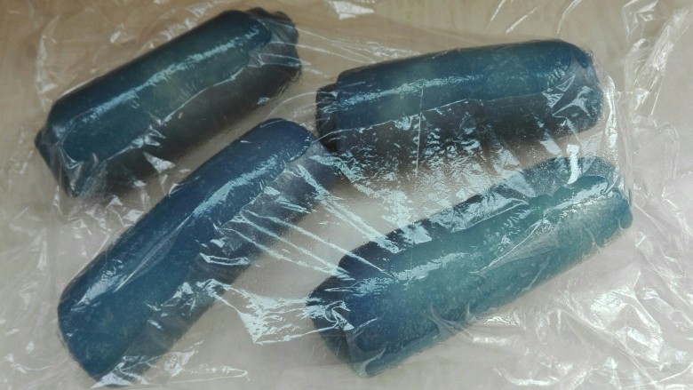 梦幻酥,依次卷好,盖保鲜膜醒发15分钟