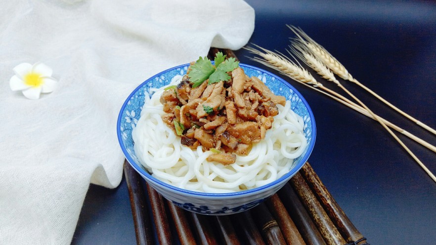 香菇肉丝炸酱面