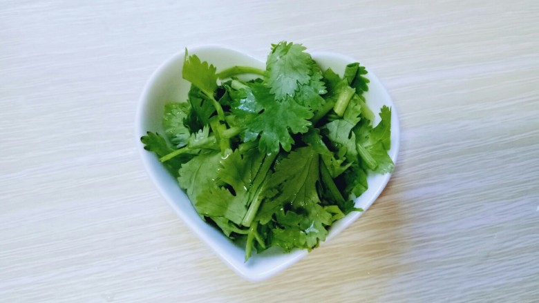 香菇肉丝炸酱面,香菜去根,洗干净切段。