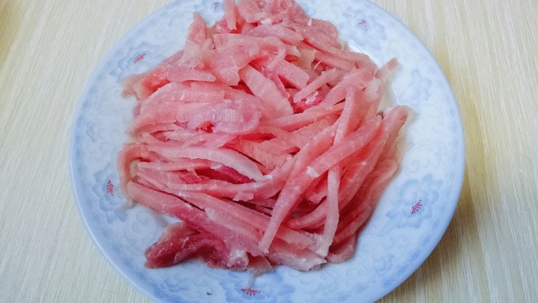 香菇肉丝炸酱面,首先切肉片,再切肉丝。