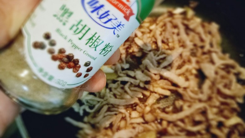 香菇肉丝炸酱面,加入胡椒粉,(可以根据个人喜欢,不喜欢的不加也可以。)