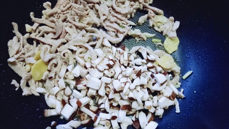 香菇肉丝炸酱面,炒至肉丝发白时,加入切好的香菇,小火翻炒。