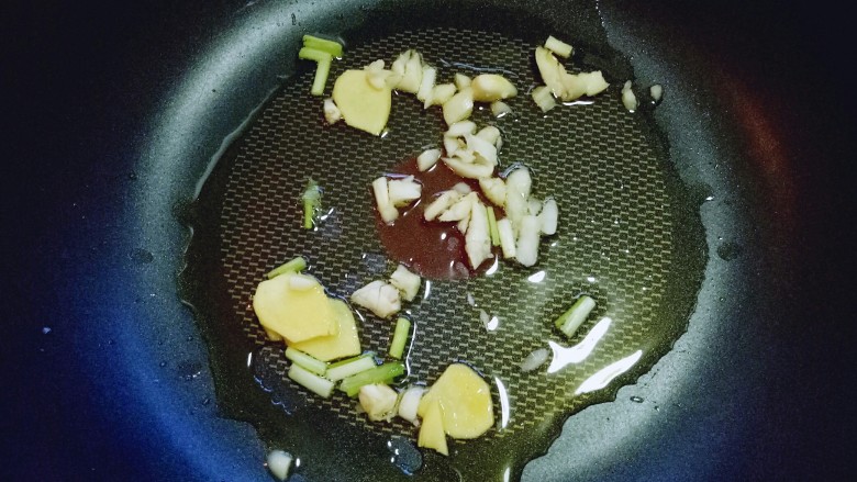 香菇肉丝炸酱面,热锅冷油,加入葱姜蒜炒香。