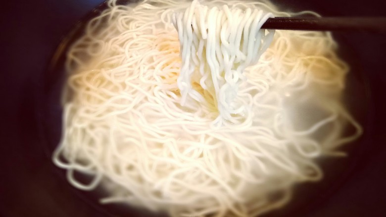 香菇肉丝炸酱面,煮面: 锅中加入热水,大火烧开后再下入<a style='color:red;display:inline-block;' href='/shicai/ 526'>面条</a>,煮熟捞出。