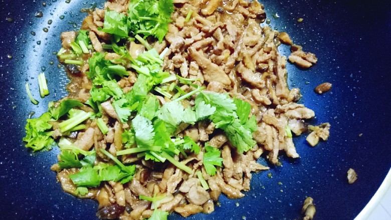 香菇肉丝炸酱面,加入切好的香菜,关火。