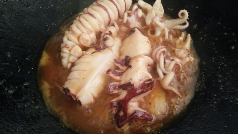 香辣小鱿鱼,放<a style='color:red;display:inline-block;' href='/shicai/ 718'>料酒</a>,耗油,老抽,鸡精