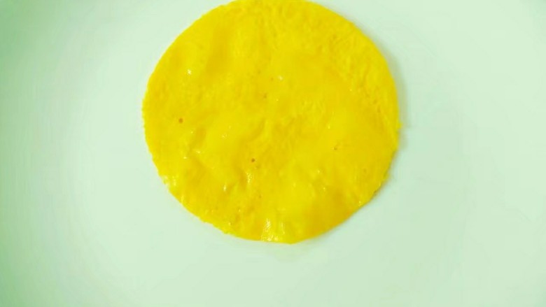 花样面条+娃娃炒面,煎成蛋饼,用小碗扣出脸型。