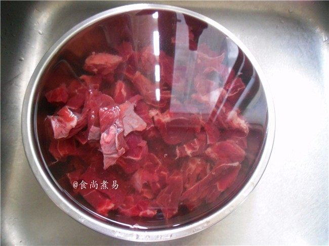 番茄烩牛肉,切好的牛肉浸泡片刻,用流动的清水冲干净血水