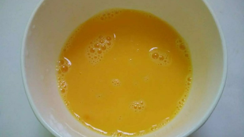 花样面条+娃娃炒面,<a style='color:red;display:inline-block;' href='/shicai/ 9'>鸡蛋</a>磕入碗里加入少许盐搅匀。