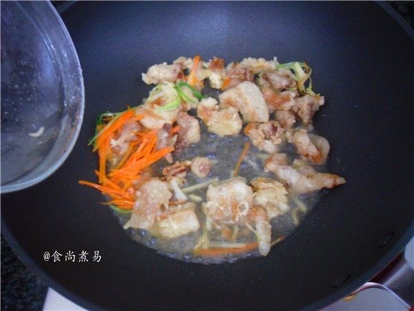 香酥开胃锅包肉,倒入料汁,快速翻炒均匀
