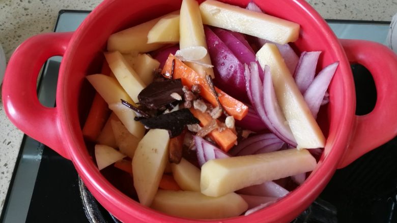 麻辣鸡翅煲,11、 码入胡萝卜洋葱,土豆