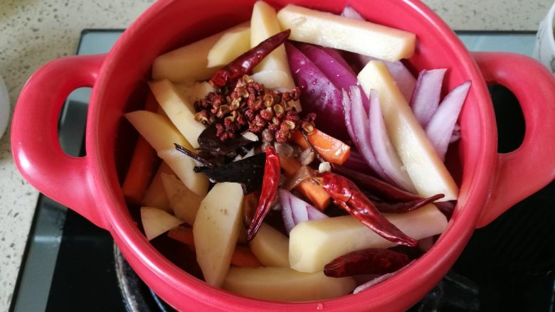 麻辣鸡翅煲,12、 码入其他调味料