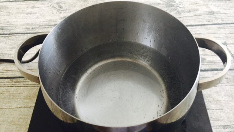 鹌鹑蛋空心面,锅里放适量的水