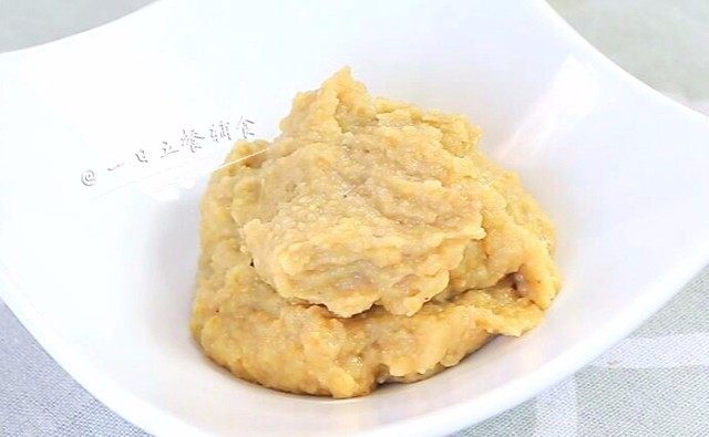 板栗糕 宝宝辅食,低筋面粉+ 玉米淀粉,板栗泥,可以直接给宝宝吃了。这里如果是200克板栗仁加200克水刚刚好,柚妈在后面又加了50克水。