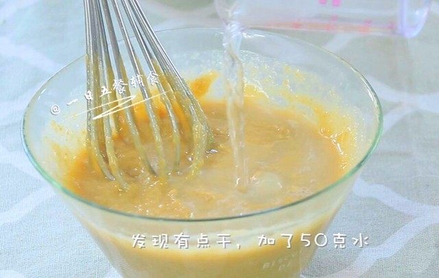 板栗糕 宝宝辅食,低筋面粉+ 玉米淀粉,又了50克水,搅拌均匀。如果上面你用的200克板栗仁加200克打成的板栗泥,这里不需要额外加水了。