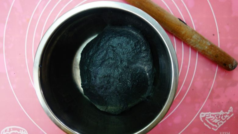 全麦乳酪肉松竹炭欧包(黑白之恋),放入容器盖上保鲜膜