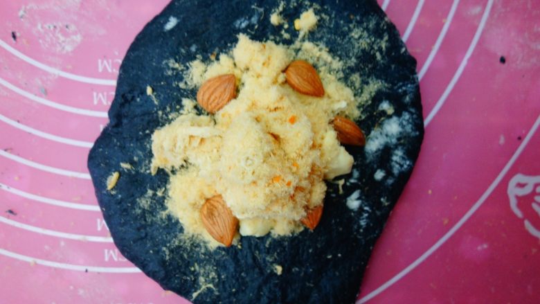 全麦乳酪肉松竹炭欧包(黑白之恋),放上肉松和杏仁。