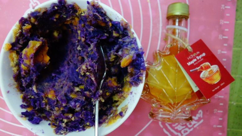 全麦紫薯软欧,我放的紫薯,红薯和一点芋泥,还加了点枫糖浆