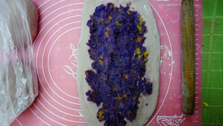 全麦紫薯软欧,放入紫薯馅,卷起来。