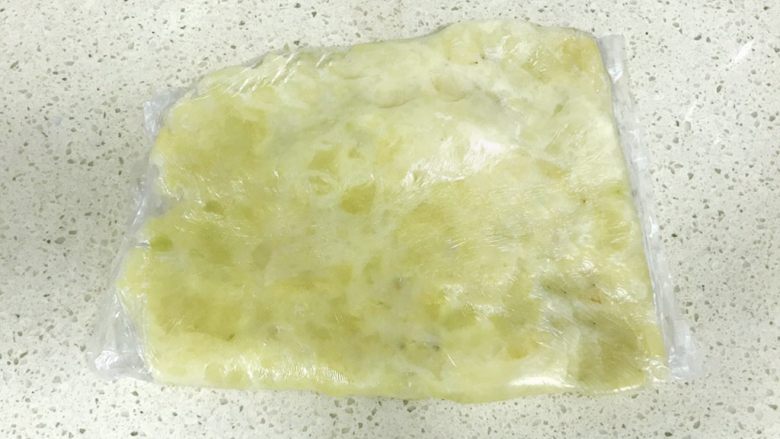 甜美的下午茶之蓝莓土豆球,用擀面杖擀压碎,这样做成的土豆泥非常细腻