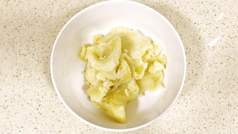 甜美的下午茶之蓝莓土豆球,土豆泥擀压好后,倒入碗里