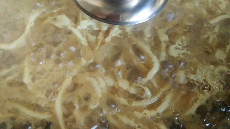 花样面条+鲍鱼木耳土豆焖面,抖散,加盖进行焖制。