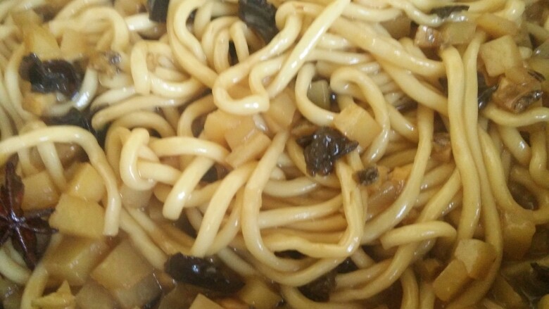 花样面条+鲍鱼木耳土豆焖面,等到汤汁收得差不多,面条也就好了,