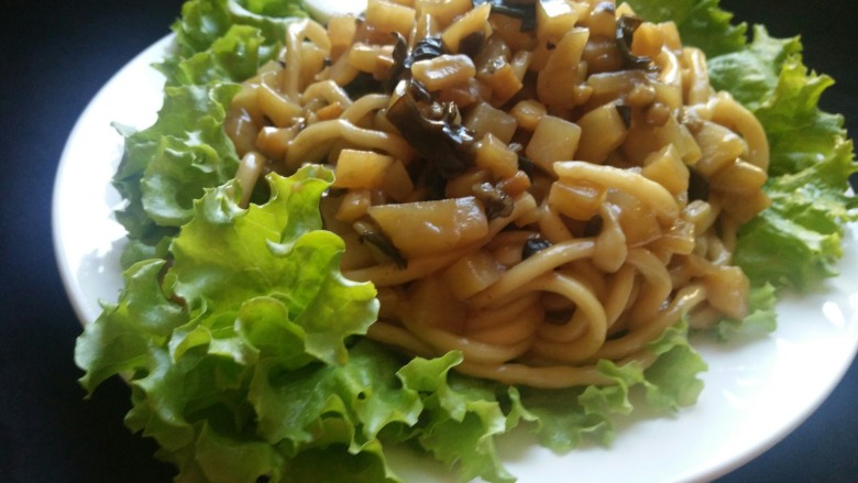 花样面条+鲍鱼木耳土豆焖面,装入生菜铺底的盘中，是不是很有食欲😄😄😄