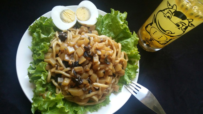 花样面条+鲍鱼木耳土豆焖面,搭配一杯又新鲜又好喝的百香果汁,完美、完美。话不多说,开动喽!